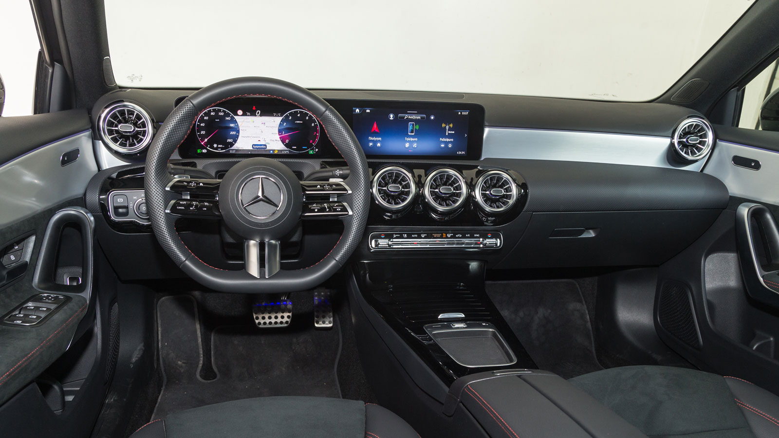 Από τη βασική έκδοση Style η Mercedes A-Class έχει πλούσιο εξοπλισμό άνεσης και ασφάλειας (π.χ. δερμάτινο τιμόνι), ενώ σε ανώτερο επίπεδο αναβαθμίζετα