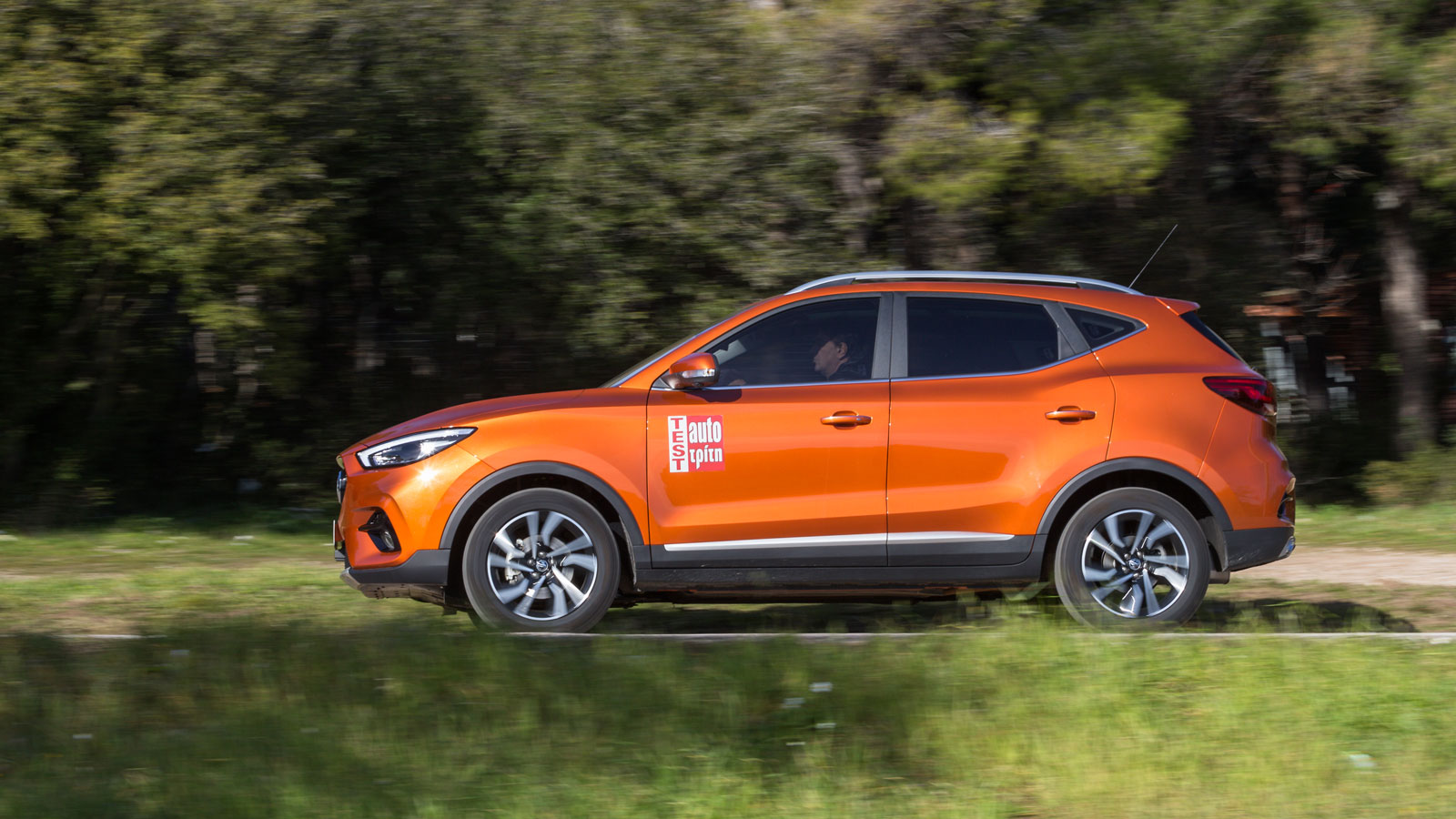 Ο 3κύλινδρος 1.000άρης turbo κινητήρας του MG ZS αποδίδει 111 ίππους και αρέσκεται να λειτουργεί σε φάσμα 2.000-5.000 σ.α.λ. (180 Nm ροπής στις 1.800 