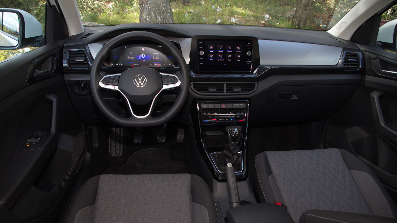 Το VW T-Cross έχει το πιο ποιοτικό εσωτερικό από τα τρία μοντέλα, με τον ψηφιακό πίνακα Digital Cockpit Pro των 10,25 ιντσών (+260¤) και την μεγάλη οθ