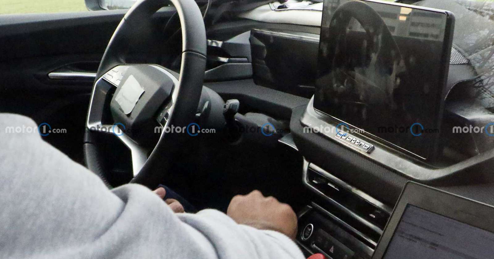 Όσον αφορά τη σχεδίαση του εσωτερικού, σύμφωνα και με τις κατασκοπευτικές φωτογραφίες πριν από λίγο καιρό, στο νέο Q5 δεν θα προσφέρεται η προαιρετική