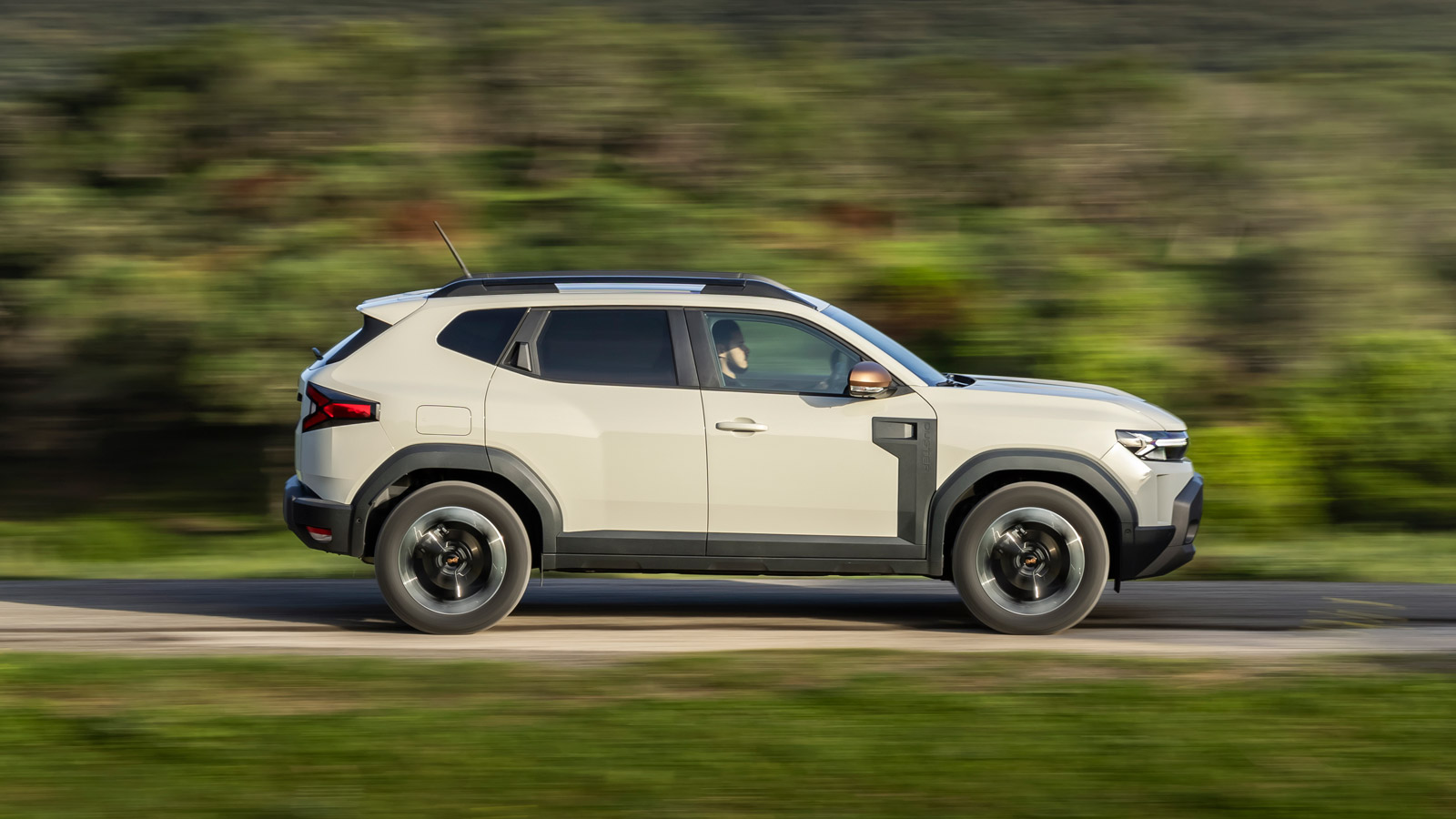O 1,2 mild hybrid κινητήρας των 130 ίππων έχει «γεμάτη» λειτουργία από χαμηλά κινώντας με χαρακτηριστική άνεση το νέο Duster, που ούτως ή άλλως έχει σ