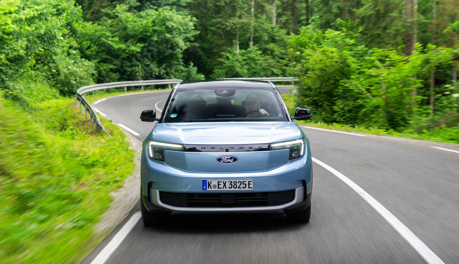 Σχεδιαστικά το Ford Explorer διαθέτει μια ρέουσα σχεδίαση, με καθαρές επιφάνειες, ελέω και αεροδυναμικών απαιτήσεων που είναι αυξημένες στα ηλεκτρικά 