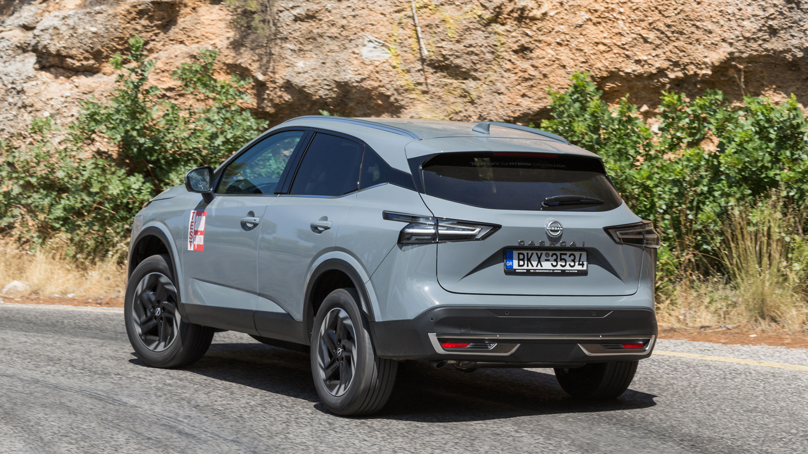 Γενικότερα το Qashqai είναι αρκετά ευχάριστο οδηγικά, χωρίς έντονες κλίσεις στις στροφές και αποτελεσματικό  σε πιο πιεστικές καταστάσεις, με τη Nissa