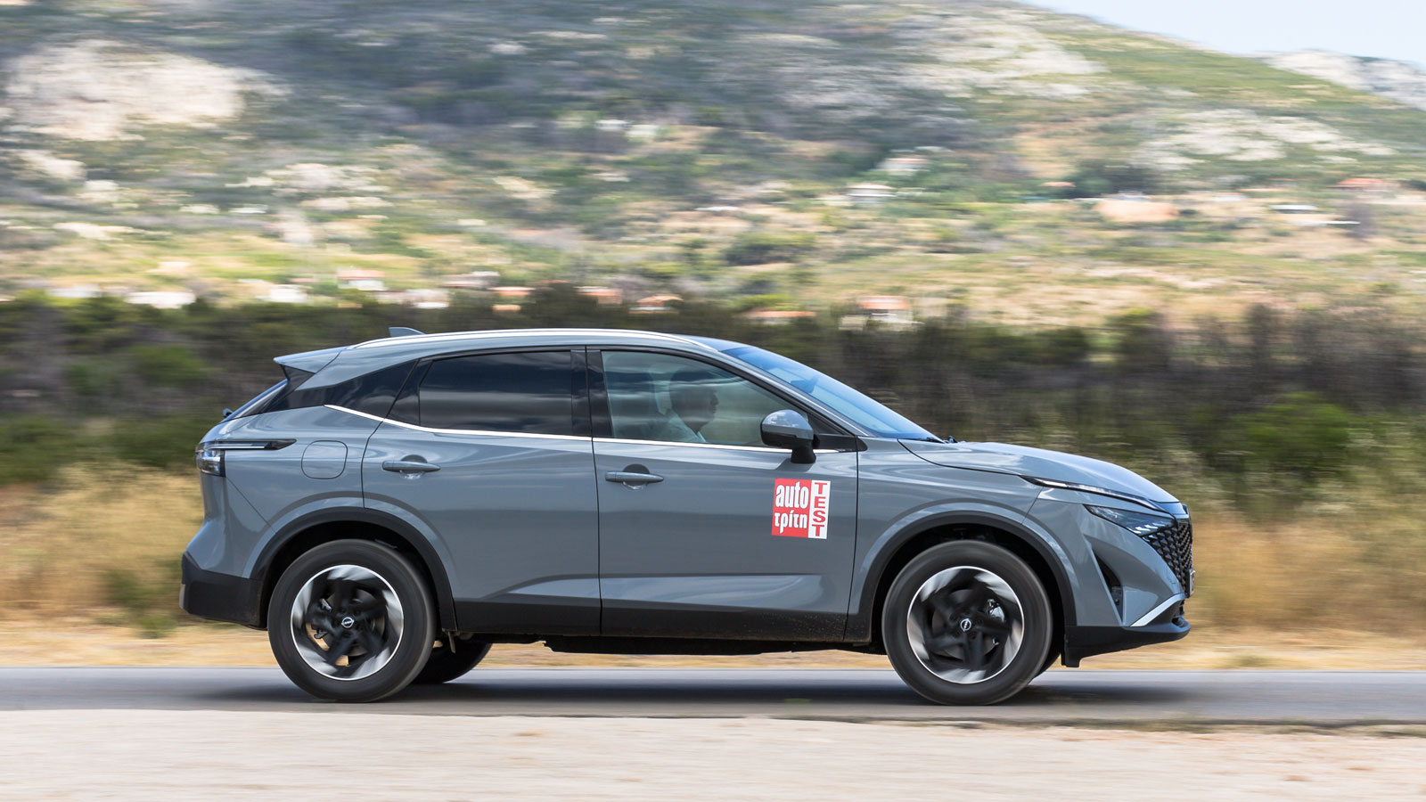 Τα 240 Nm ροπής του Nissan Qashqai έρχονται σε αρκετά μεγάλος εύρος στροφών, που σημαίνει ότι δεν χρειάζεται συχνή επαφή με τον ακριβή επιλογέα του 6-