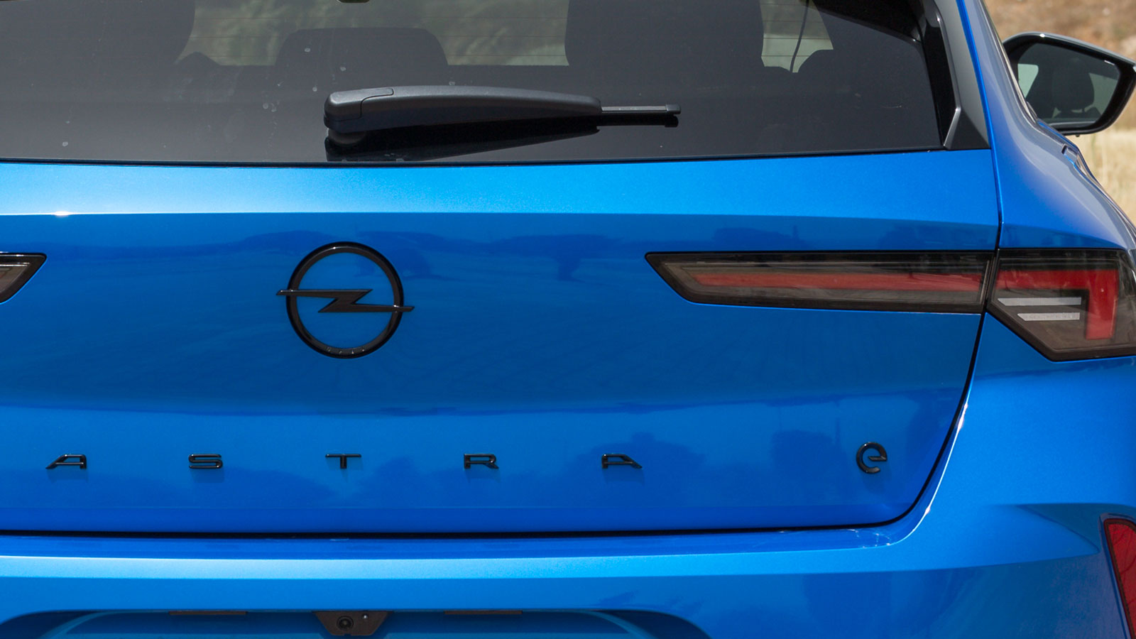 Το Opel Astra δεν διαφέρει σχεδιαστικά από έκδοση σε έκδοση, με μόνες αλλαγές το λογότυπο στο πίσω μέρος και την διπλή τάπα καυσίμου στο Plug-in hybri