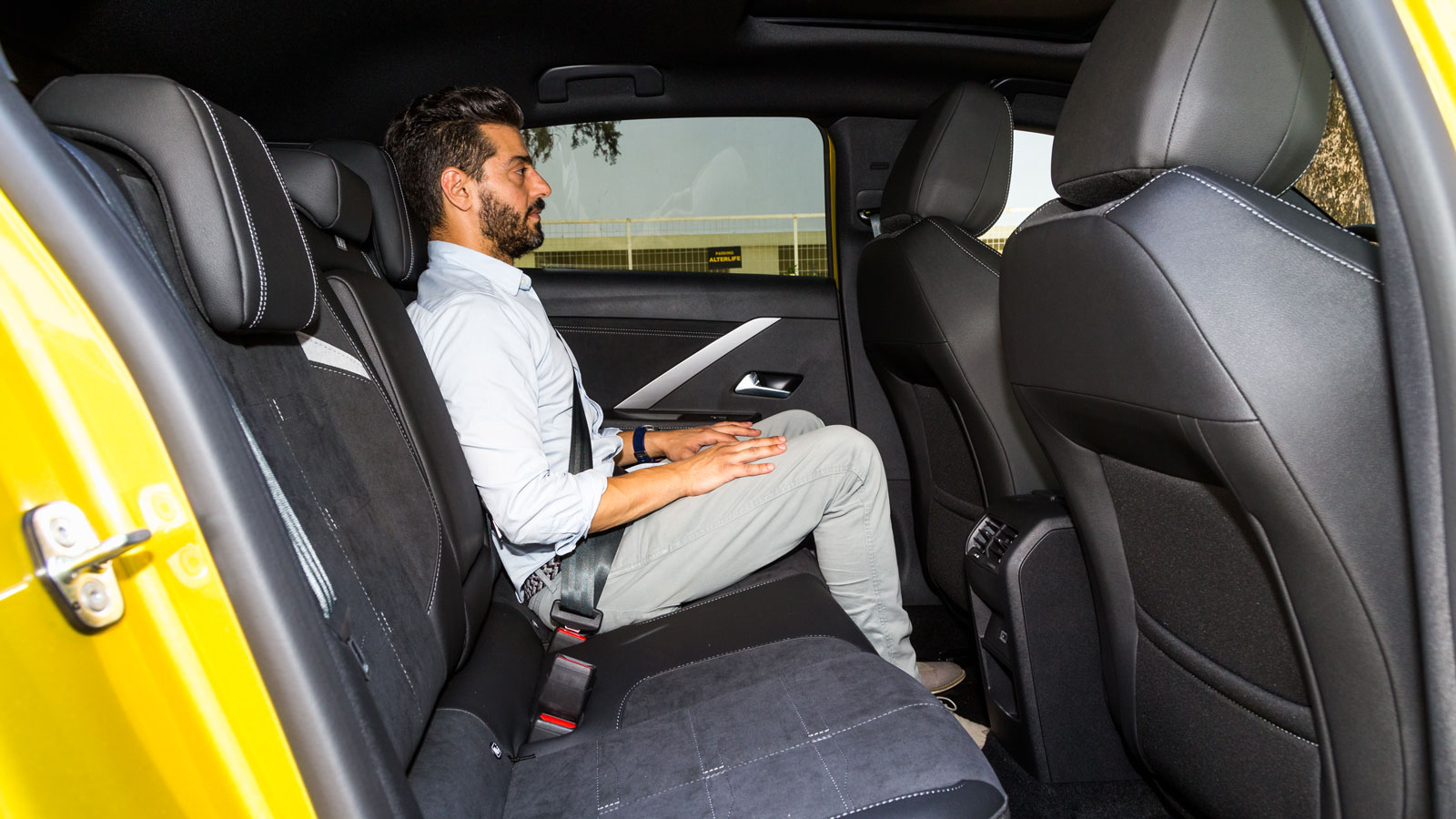 Σχετικά περιορισμένοι για τους πίσω επιβάτες, τουλάχιστον όσον αφορά το διαθέσιμο «αέρα» για τα πόδια τους (8,8 εκ.), είναι οι εσωτερικοί χώρου του Op