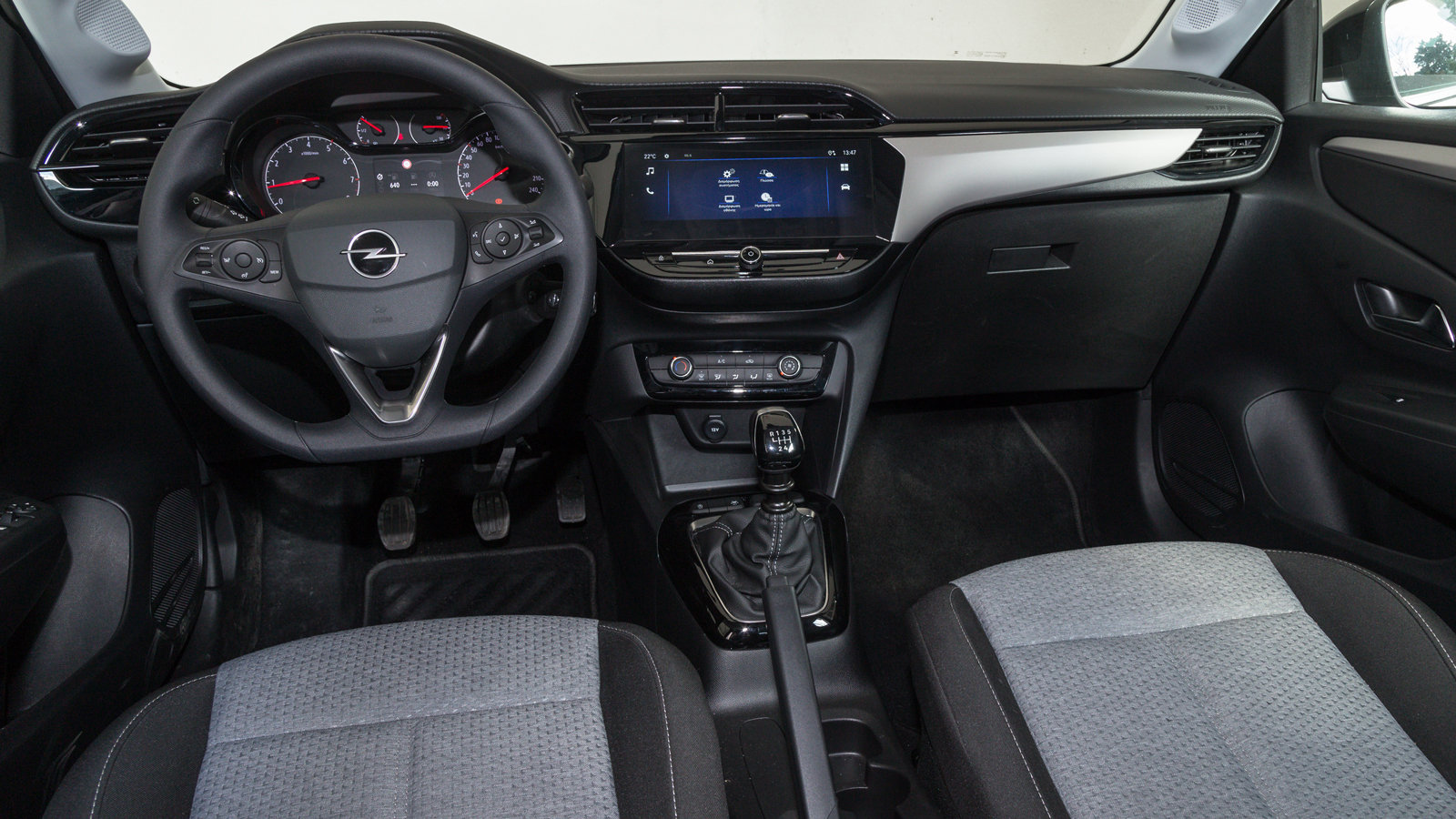 Το πάνω μέρος της καμπίνας του Opel Corsa καλύπτεται από μαλακό υλικό και φέρει τους αεραγωγούς, ενώ από κάτω ακριβώς στο κέντρο του ταμπλό βρίσκεται 