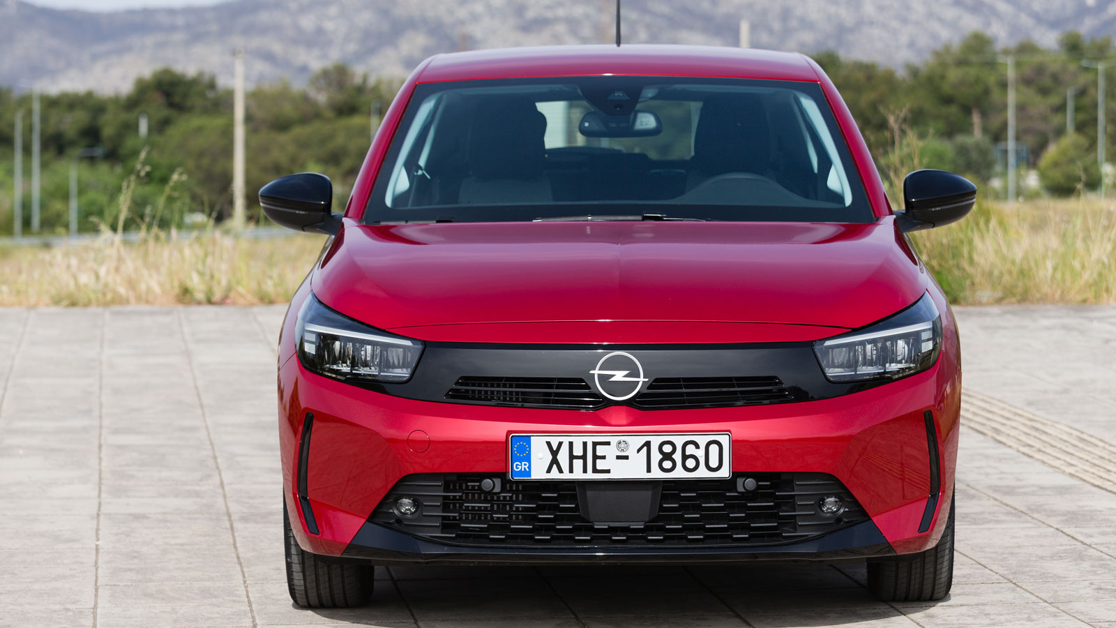 Χωρίς σχεδιαστικές αλλαγές έρχεται το εμπρός μέρος του mild hybrid Opel Corsa. Η μάσκα νέα Opel Vizor κυριαρχεί και πάλι, με την ενιαία μαύρη φάσα να 