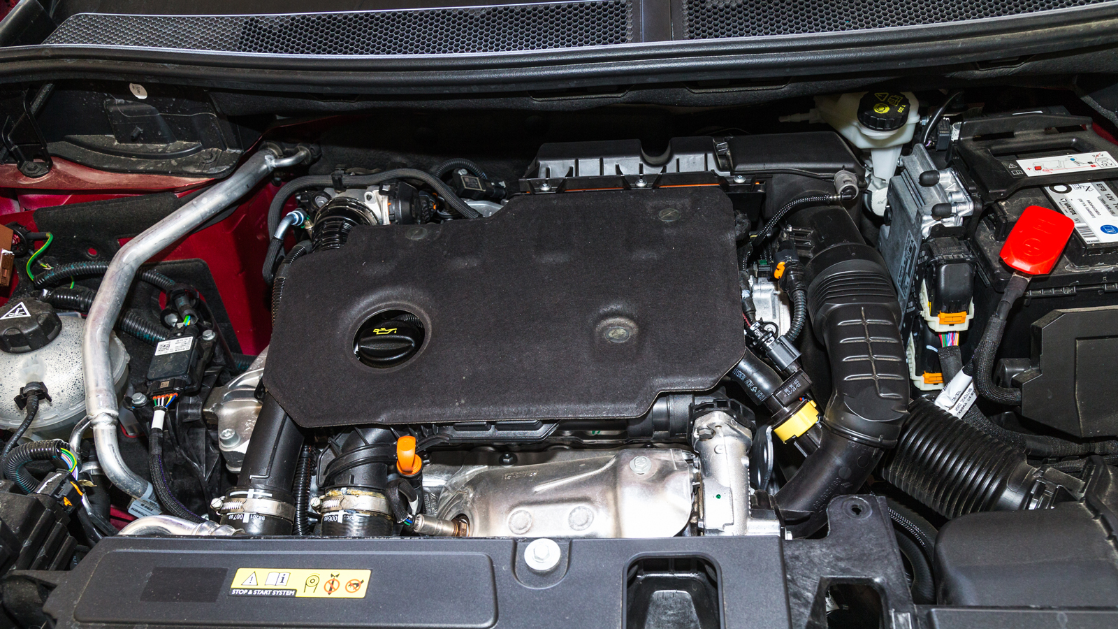 Κάτω από το καπό του πετρελαιοκίνητου Opel Grandland βλέπουμε τον 1,5 BlueHDi κινητήρα, εξοπλισμένος με την τελευταία λέξη της diesel τεχνολογίας (16β