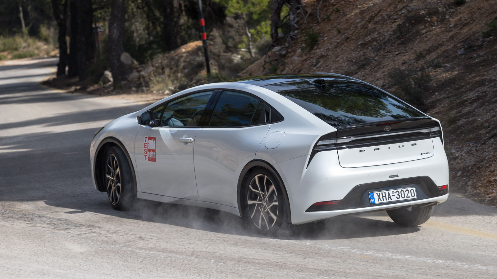 Η ανάρτηση με διπλά ψαλίδια στο Toyota Prius δουλεύει εξαιρετικά ανάμεσα στο κράτημα και την απορρόφηση των ανωμαλιών του δρόμου, παρά τις 19άρες ζάντ