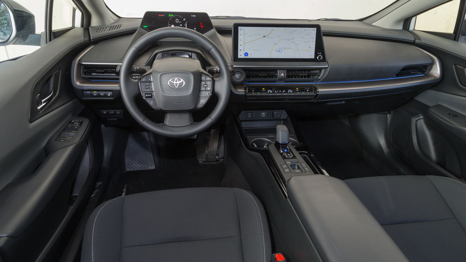 Στην καμπίνα του Toyota Prius πολύ καλές εντυπώσεις μας άφησε η στάνταρ 12,3' ιντσών οθόνη αφής για το σύστημα infotainment με τα καλά γραφικά της, κα