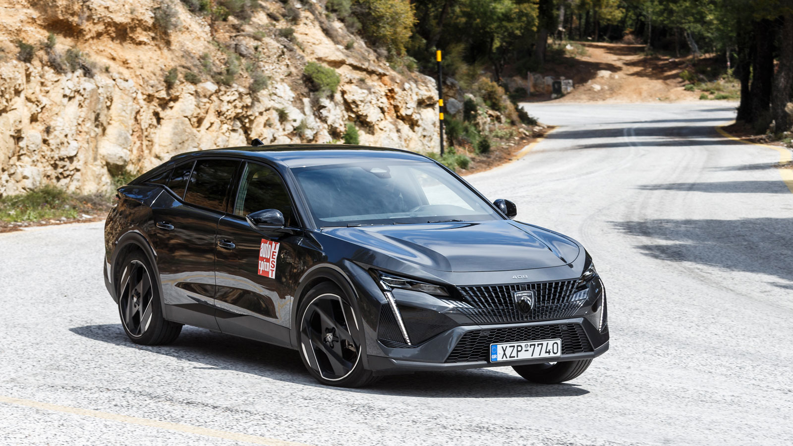 Το Peugeot 408 ξεχωρίζει με το εντυπωσιακό του design, το οποίο συνδυάζει το ρετρό νέο λογότυπο με εντυπωσιακή μάσκα, premium στοιχεία και φυσικά την 