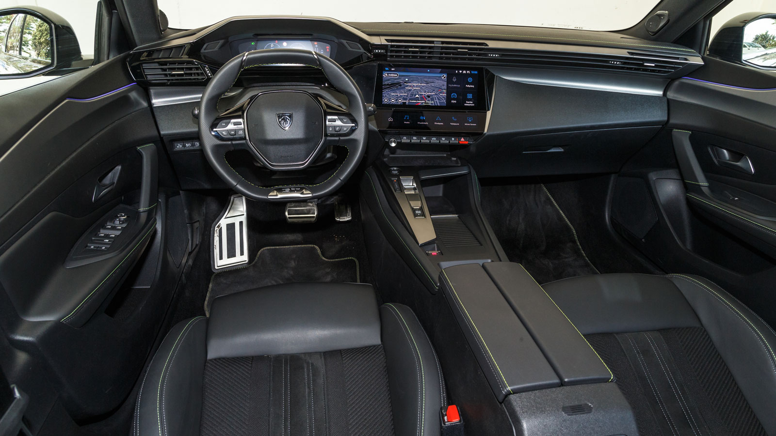 Ο premium χαρακτήρας του Plug-in hybrid 408 των 225 PS τονίζεται από το στάνταρ εξοπλιστικό πακέτο GT και τα σχετικά του στοιχεία, όπως το αξιομνημόνε