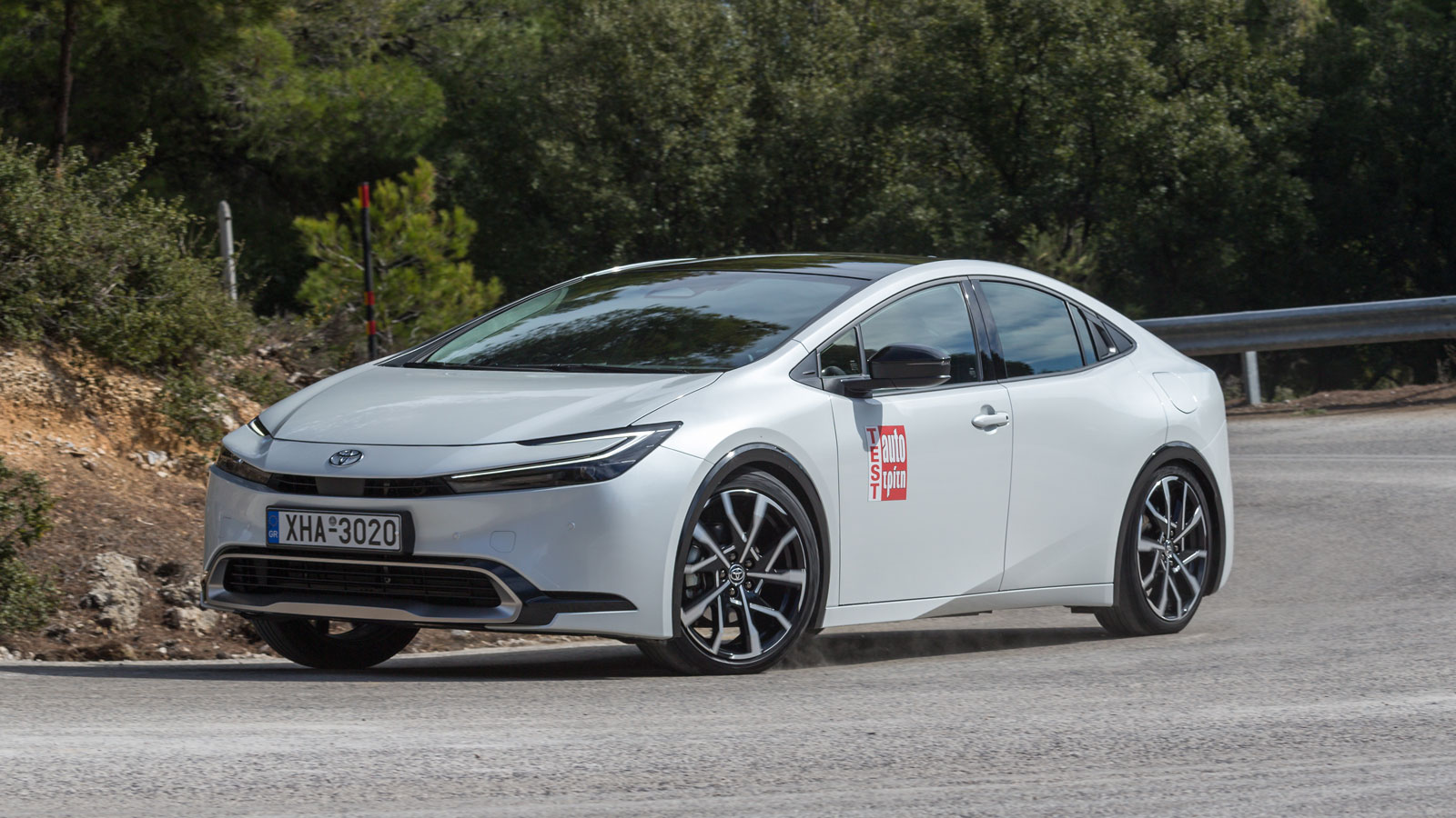 Το αποκλειστικά Plug-in hybrid Toyota Prius είναι επιβλητικό και δυναμικό όταν το κοιτάς από μπροστά, έχει ρέουσες γραμμές, αεροδυναμικές γραμμές όταν