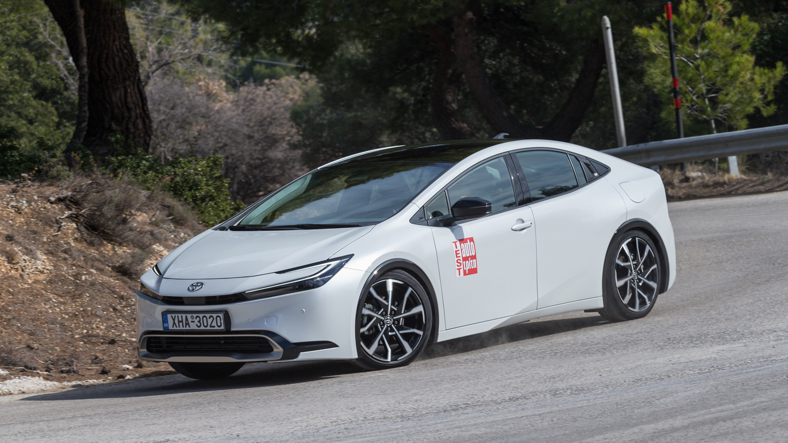 Η αεροδυναμική σχεδίαση του Toyota Prius και η καλή δουλειά των σχεδιαστών στην ηχομόνωση, εξασφαλίζει πολύ χαμηλά επίπεδα θορύβου στην καμπίνα (65,2 