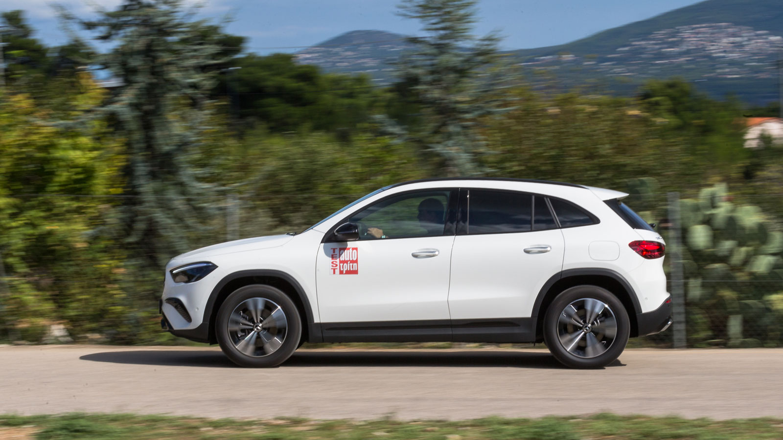 Η μπαταρία της Plug-in hybrid Mercedes GLA 250e φορτίζουν σε 1:45 λεπτά από ένα wallbox των 7,4 kW., όμως και σε απλή πρίζα δεν χρειάζονται πάνω από 5