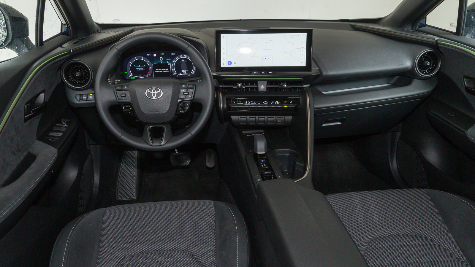 Από την 2η έκδοση C-LUB η ποιοτική καμπίνα του Toyota C-HR αναβαθμίζεται με μεγαλύτερη οθόνη για το infotainment και για τον πίνακα οργάνων (12,3 ίντσ