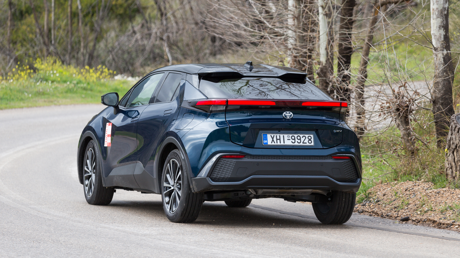 Το 2λιτρο Toyota C-HR φέρει εξελιγμένα αμορτισέρ που αλλάζουν την απόσβεσή τους παθητικά (δεν μπορεί να επιλέξει με κουμπί ο οδηγός την λειτουργία του