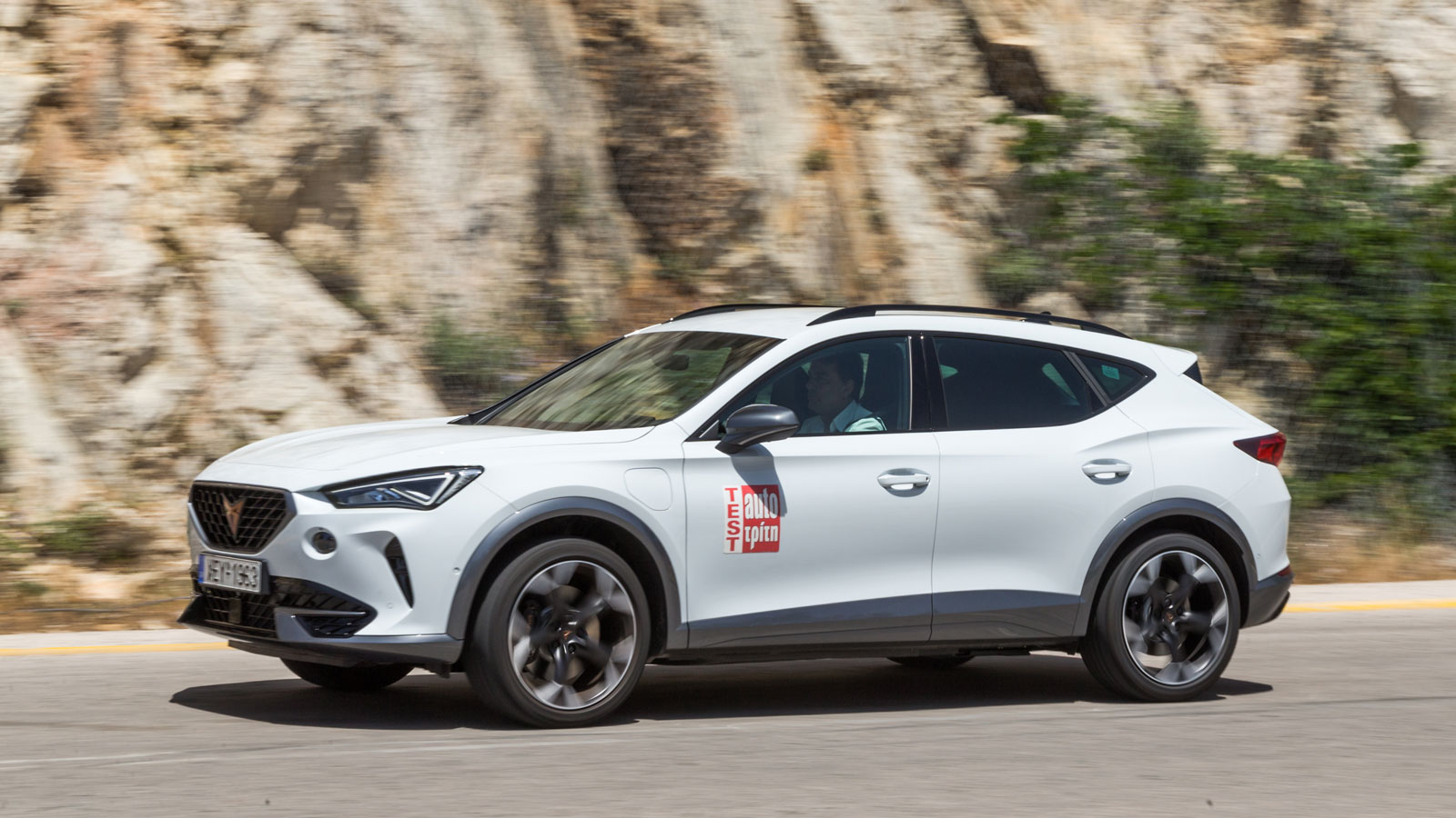 Για τη μετάδοση της κίνησης στους μπροστινούς τροχούς του CUPRA Formentor e-Hybrid υπάρχει ένα αυτόματο κιβώτιο διπλού συμπλέκτη 6 σχέσεων, που λειτου