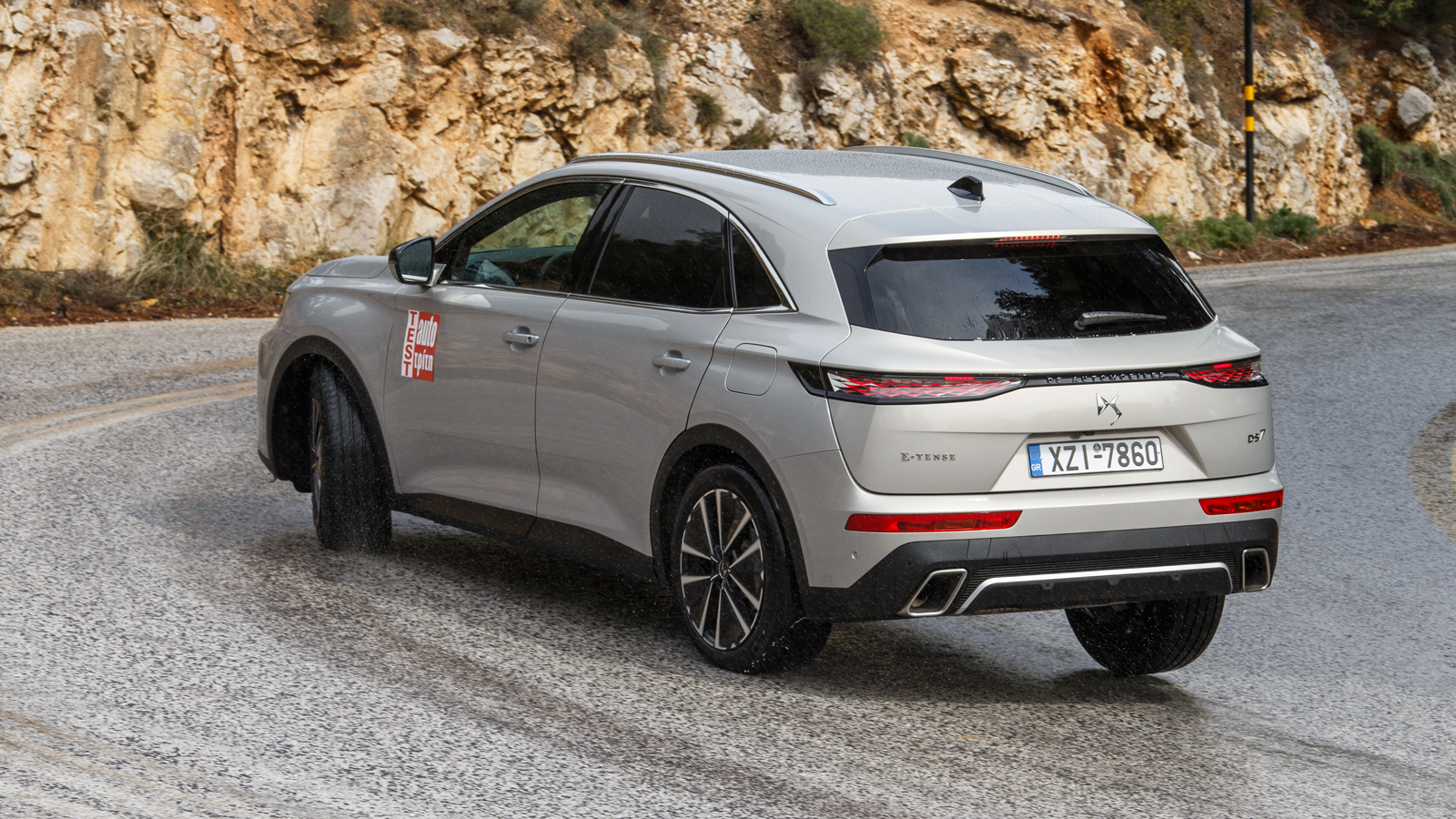 Το ότι το DS 7 εστιάζει στην άνεση δεν αποκλείει την γρήγορη μετακίνηση, αν αποφασίσεις να εκμεταλλευτείς στο έπακρο τα 225 άλογα του υβριδικού συστήμ