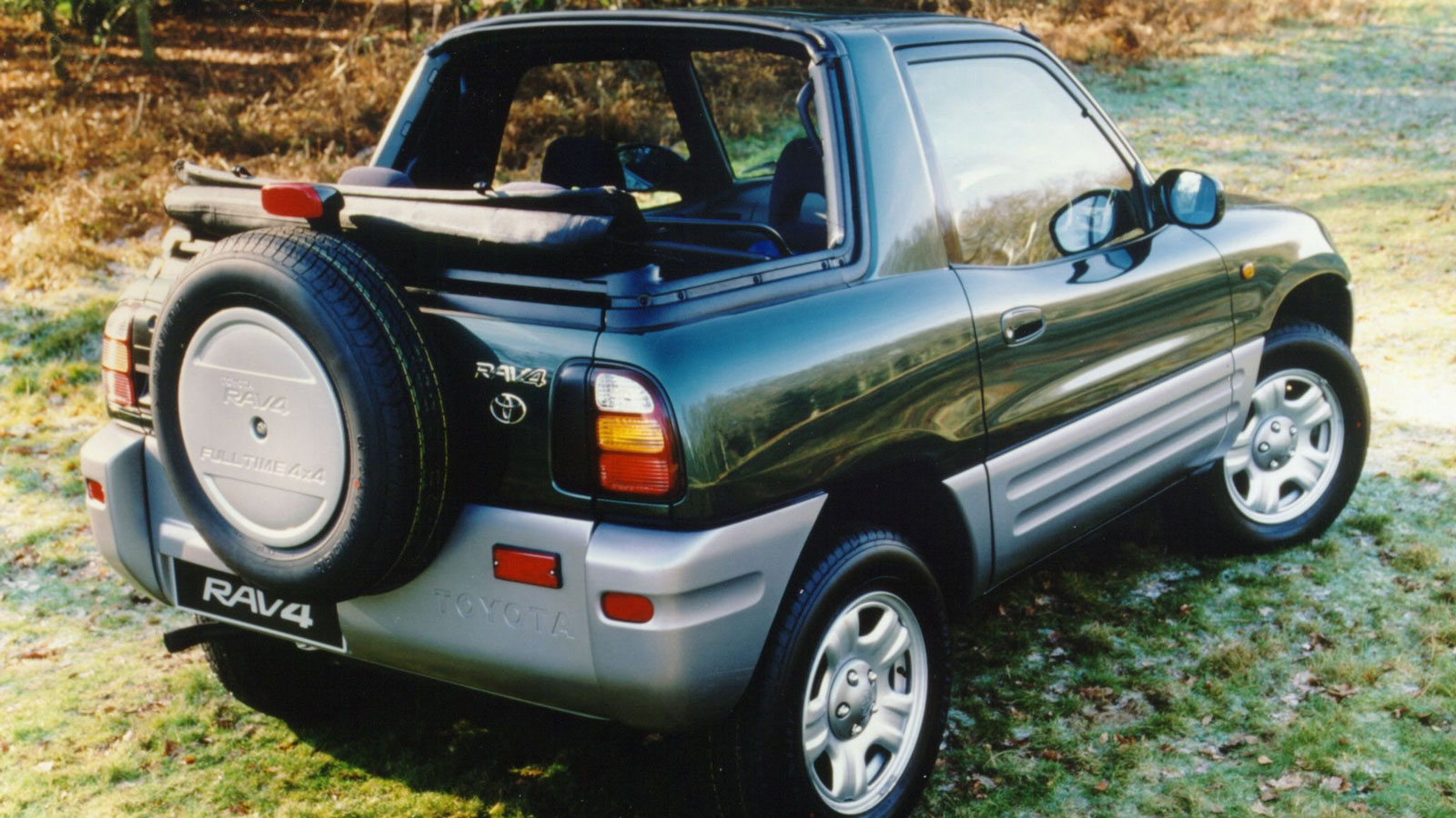 Μόνο η 1η γενιά διέθετε cabrio έκδοση του RAV4, μία έκδοση που ήταν βασισμένη στο 3-θυρο μοντέλο, με την οροφή να είναι ανοιγόμενη μόνο για το πίσω μι