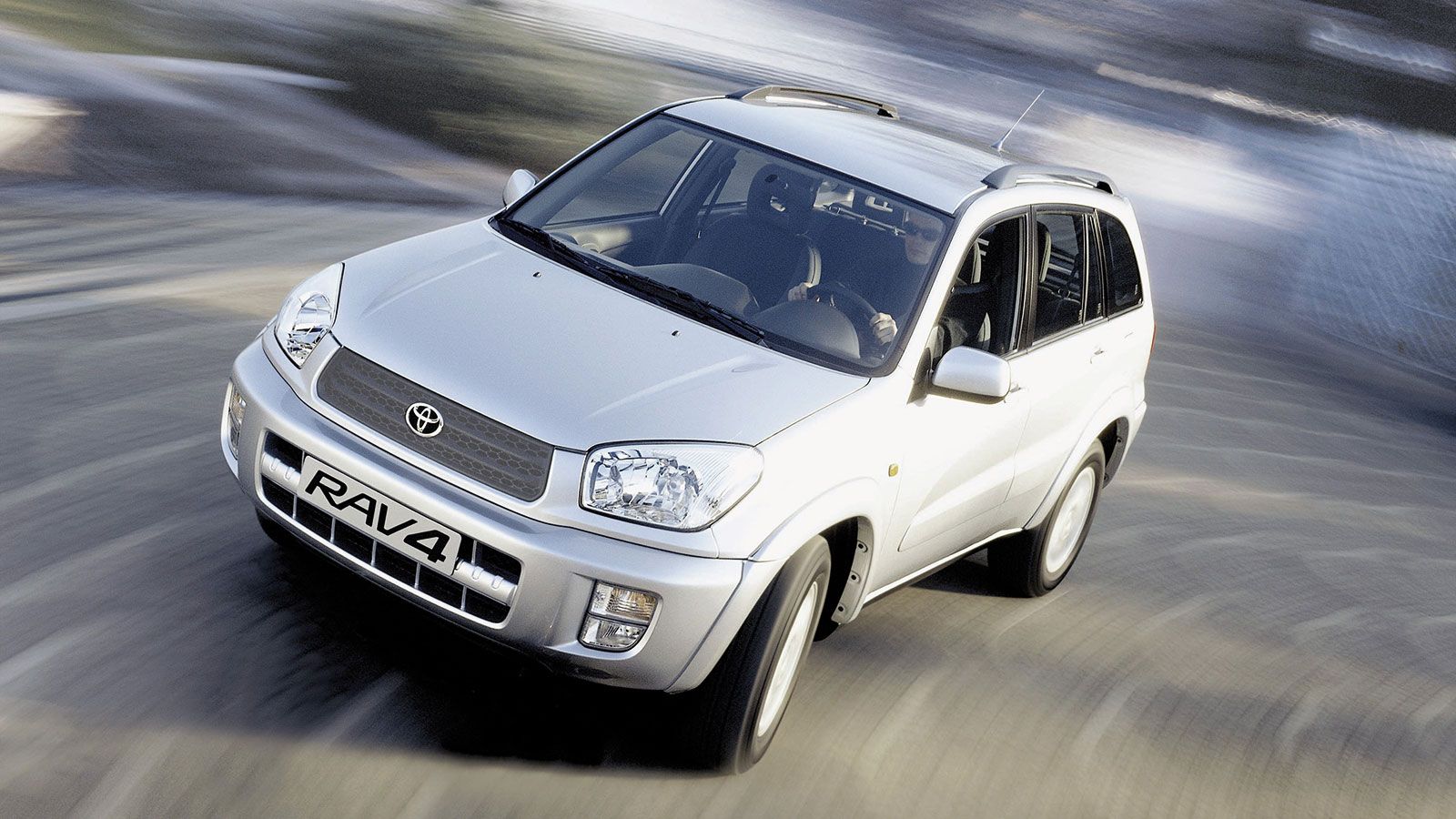 Η 2η γενιά του RAV4, βγήκε στην αγορά τον Ιούλιο του 2000, ήταν διαθέσιμο όπως και ο προκάτοχός του σε 3-θυρες & 5-θυρες εκδόσεις, ενώ και πάλι βασίστ