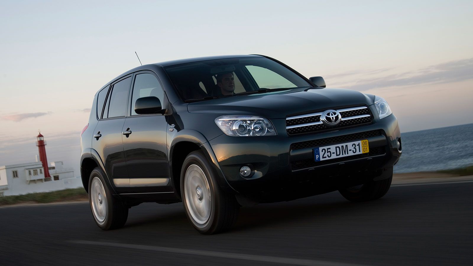 Η 3η γενιά του RAV4 μεγάλωσε σε διαστάσεις (+19 εκ. σε μήκος), βασίστηκε σε μια νέα για την εποχή πλατφόρμα και ήταν διαθέσιμο αποκλειστικά σε 5-θυρες