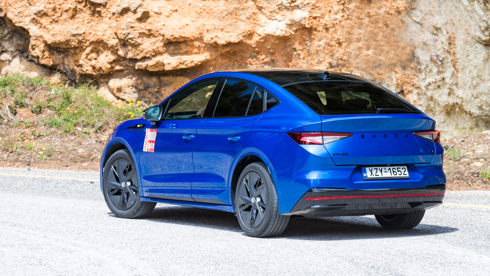 Η τετρακίνηση και τα φαρδιά λάστιχα προσφέρουν απίθανα περιθώρια πρόσφυσης, ουδέτερη οδηγική συμπεριφορά και απόλυτο έλεγχο ενός ηλεκτρικού αυτοκινήτο