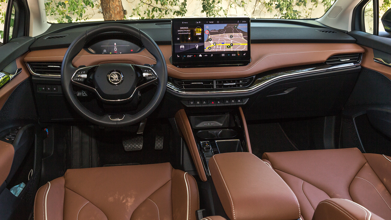 Το ποιοτικό εσωτερικό σύνολο του Skoda Enyaq χαρακτηρίζεται από τις «καθαρές» γραµµές και τη στάνταρ τεράστια οθόνη των 13 ιντσών για το χει