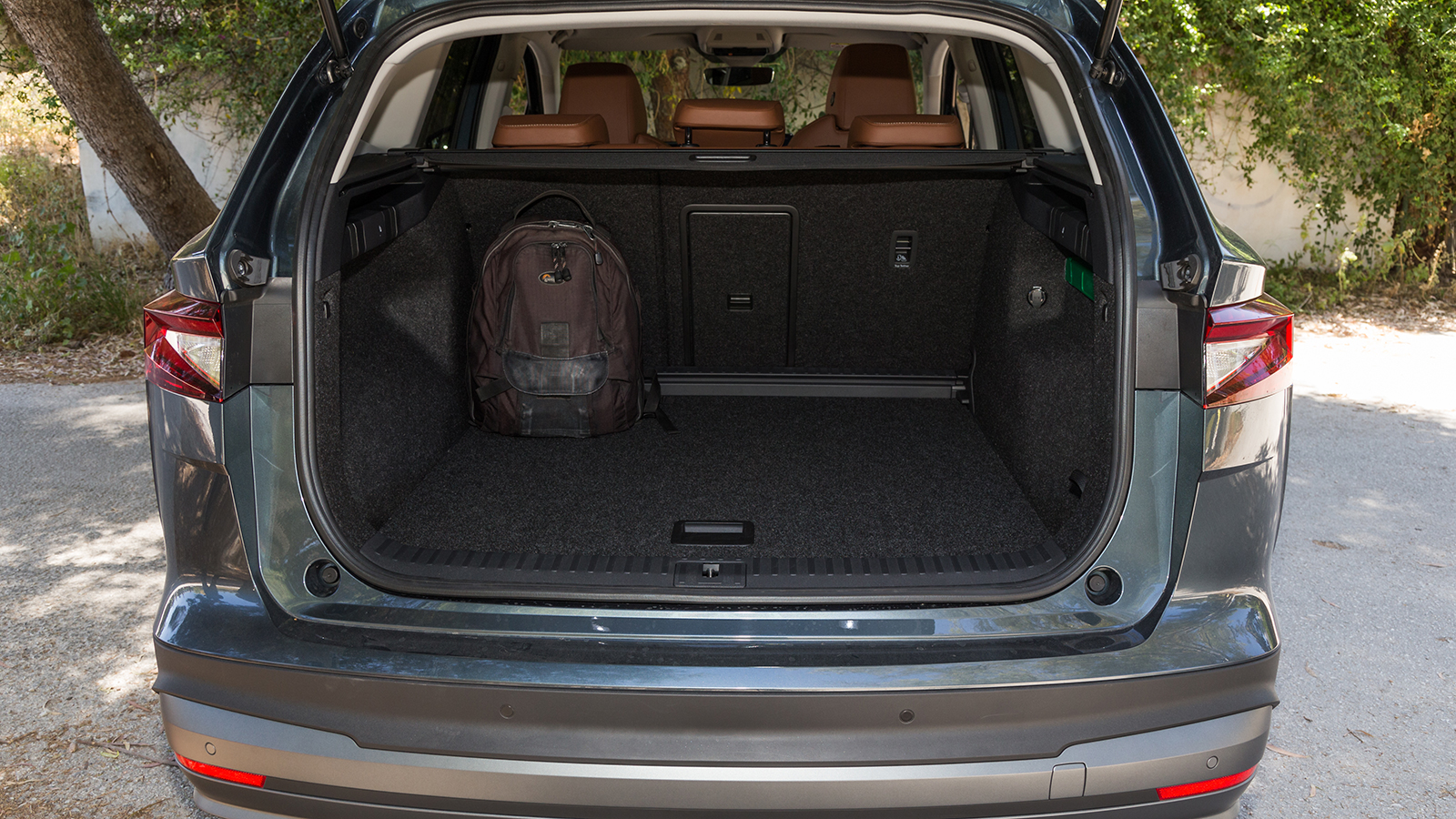 Στο τεράστιο πορτ-μπαγκάζ των 585 υπάρχει πρίζα 12V.