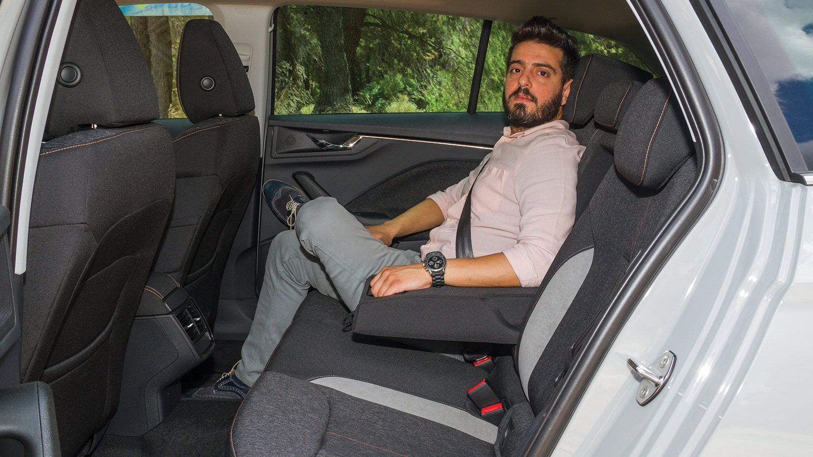 Με πάνω από 20 εκατοστά περιθώριο μέχρι να ακουμπήσουν τα γόνατα στο εμπρός κάθισμα, το Skoda Scala έχει τον περισσότερο «αέρα» για τα πόδια, από κάθε