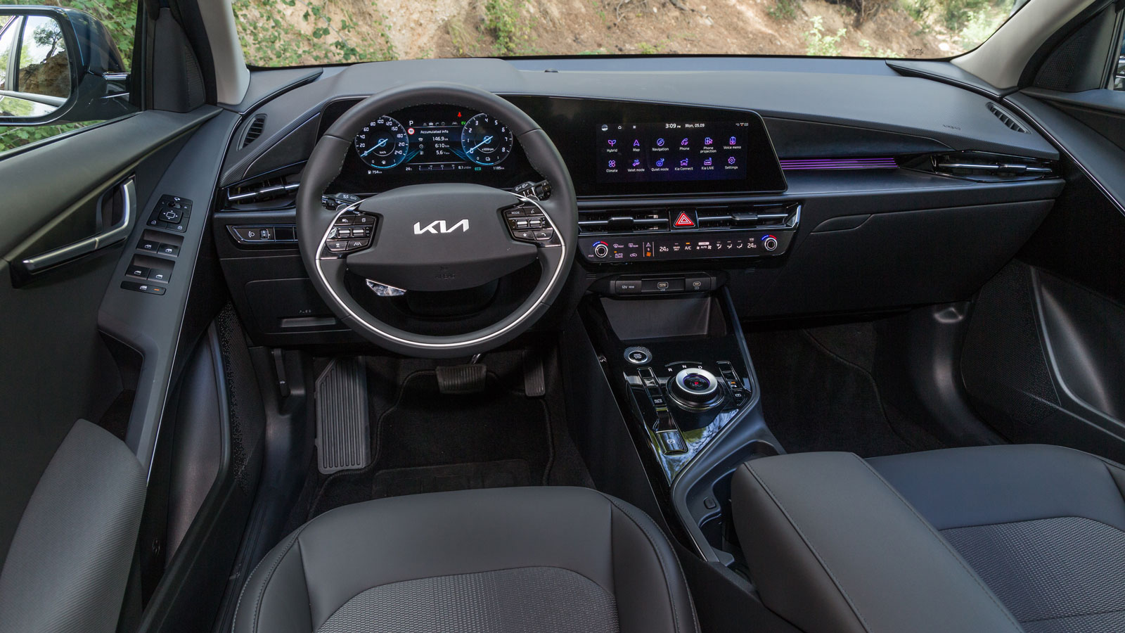 Η 2η έκδοση Titanium αναβαθμίζει σημαντικά το τεχνολογικό αλλά και το οπτικό αποτέλεσμα του Kia Niro, με δύο οθόνες 10,25 ιντσών για τον πίνακα οργάνω