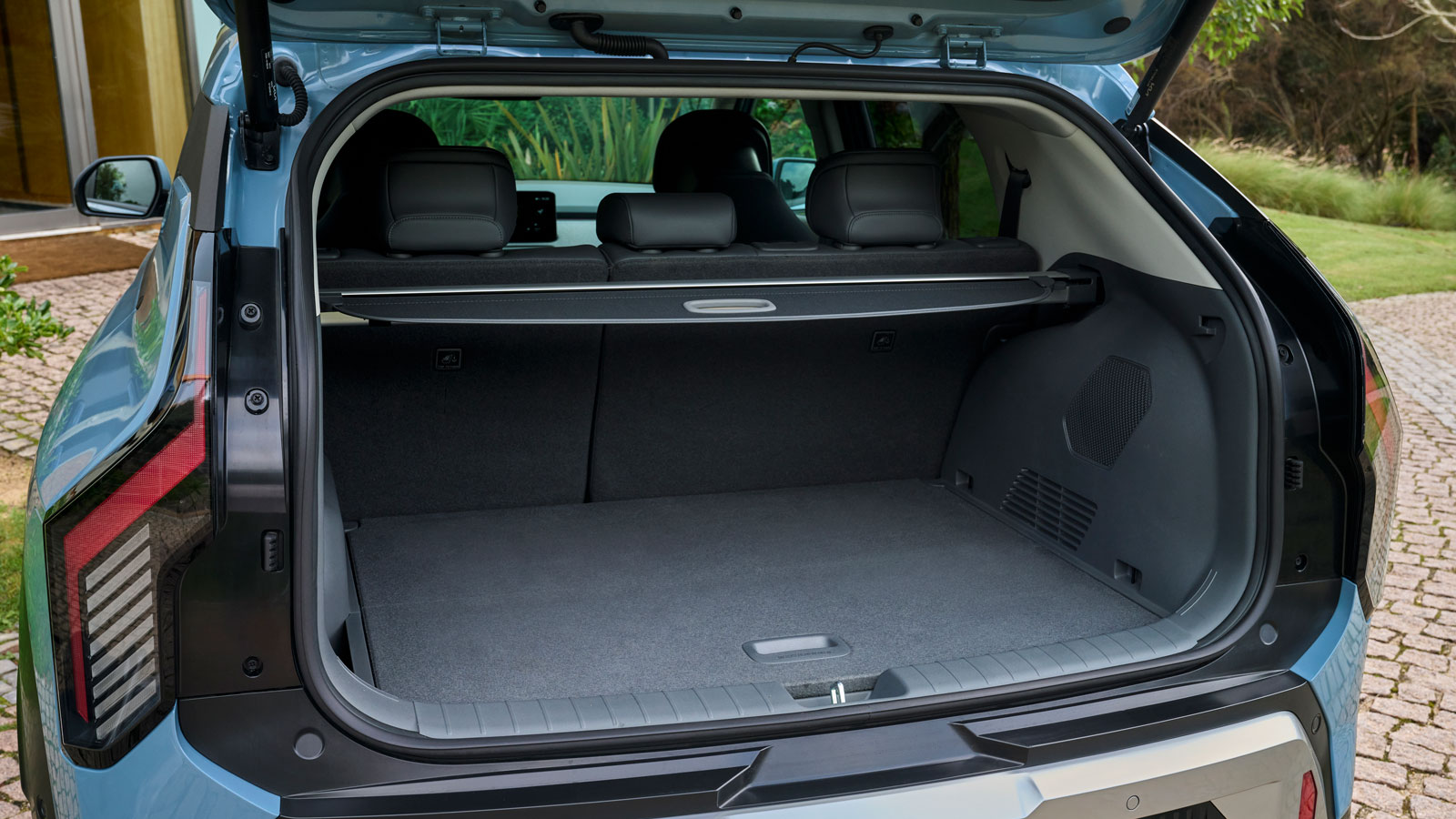 Ο χώρος αποσκευών του Kia EV3 είναι πολύ μεγάλος για τα δεδομένα της κατηγορίας (460 λίτρα), ενώ για τα καλώδια, υπάρχει και μπροστά ένας μικρός χώρος