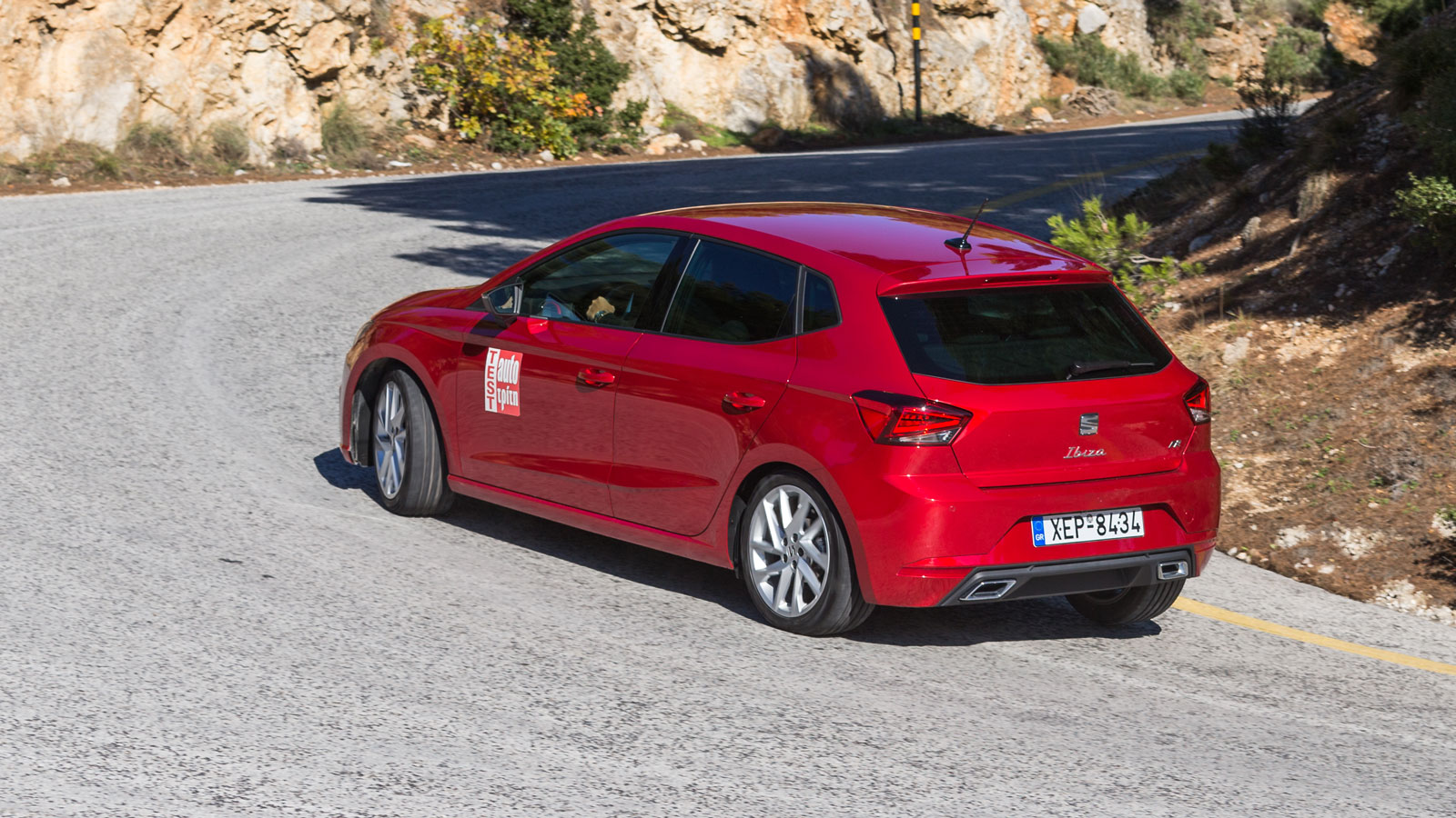 Σε πιο πιεστικές καταστάσεις το μικρό της SEAT μπορεί να κινηθεί πολύ γρήγορα χάρη στην άφθονη πρόσφυση, χάρη στο άμεσο αλλά ελαφρύ και δίχως ουσιαστι