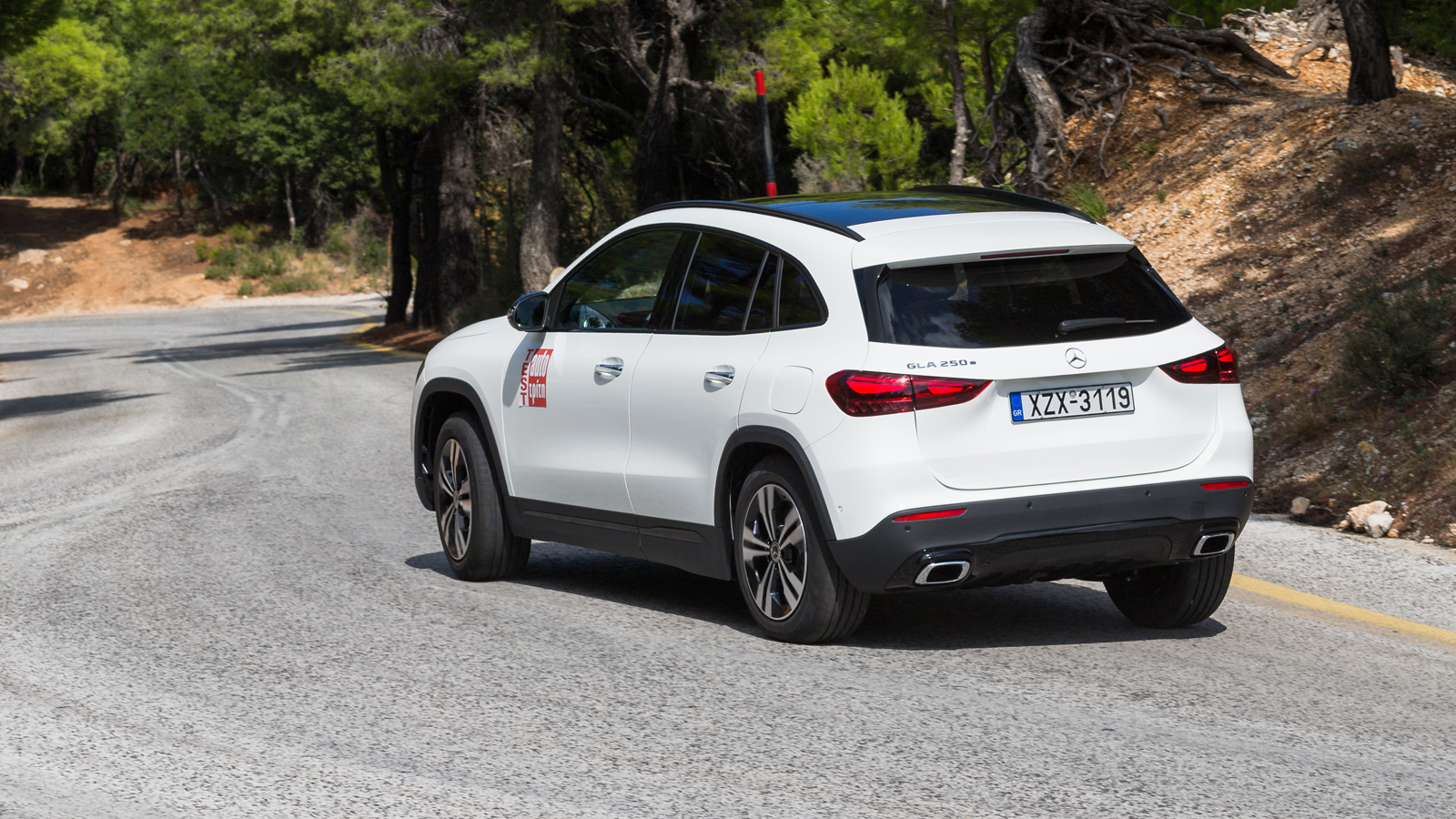 Οδηγώντας την Mercedes GLA 250e βλέπεις πρόσφυση με μεγάλα περιθώρια, ελάχιστη κλίση και ένας πλήρες ηλεκτρονικό οπλοστάσιο που σου επιτρέπουν να κινη