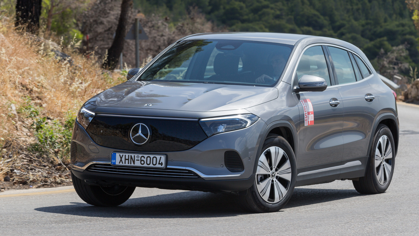 Η φουτουριστική σχεδίαση της Mercedes EQA 250+ αποτυπώνεται στην μαύρη, μπροστινή γρίλια με το ιδιαίτερο μοτίβο των αστεριών, που σου δίνει την αίσθησ
