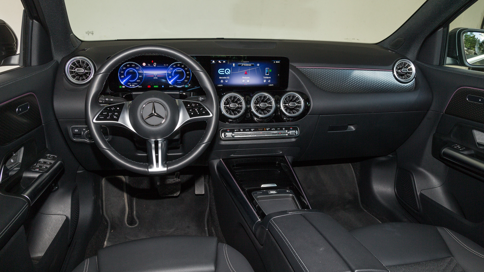 Στην 2η εξοπλιστική έκδοση των Mercedes βλέπουμε τις 2-σε-1 οθόνες των 10,25 ιντσών για το σύστημα MBUX, το οποίο υποστηρίζει και ασύρματη σύνδεση App