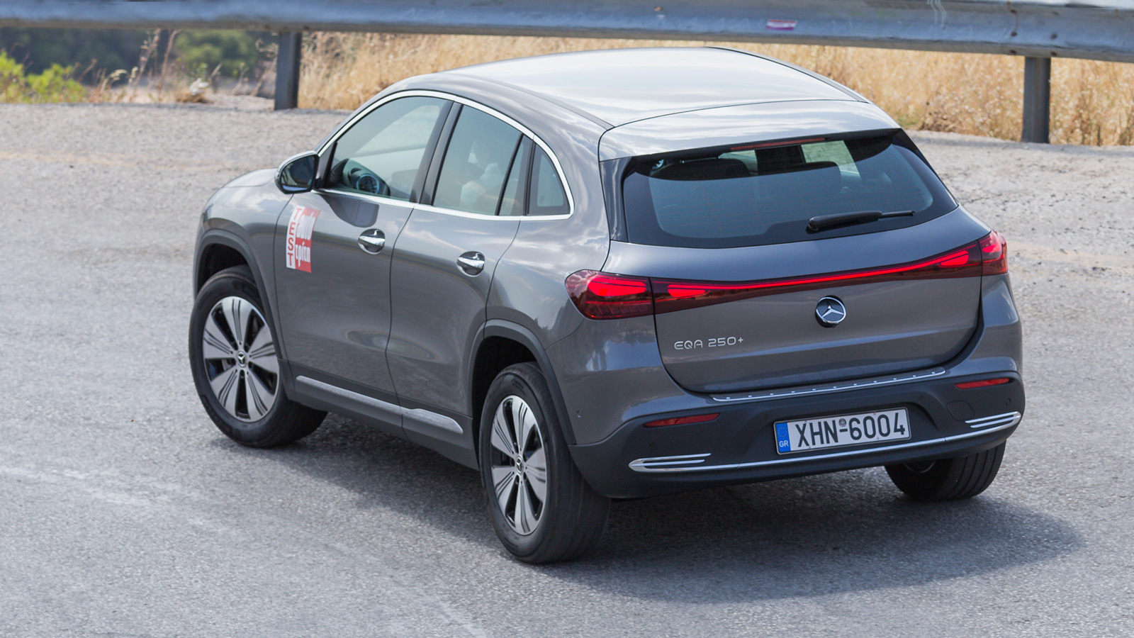 Πίσω από το τιμόνι της Mercedes EQA 250+ γίνεσαι άμεσα αποδέκτης της tοp ποιότητας κύλισης, της εξαιρετικής ηχομόνωσης και της τονισμένης άνεσης που ε