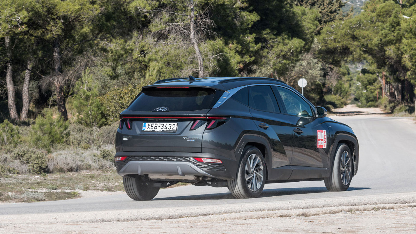 Με απόσταση από το έδαφος 170 χλστ. σε συνδυασμό με την άνετη και με ικανή διαδρομή ανάρτηση, το νέο Tucson μπορεί να κινηθεί απροβλημάτιστα και σε εκ