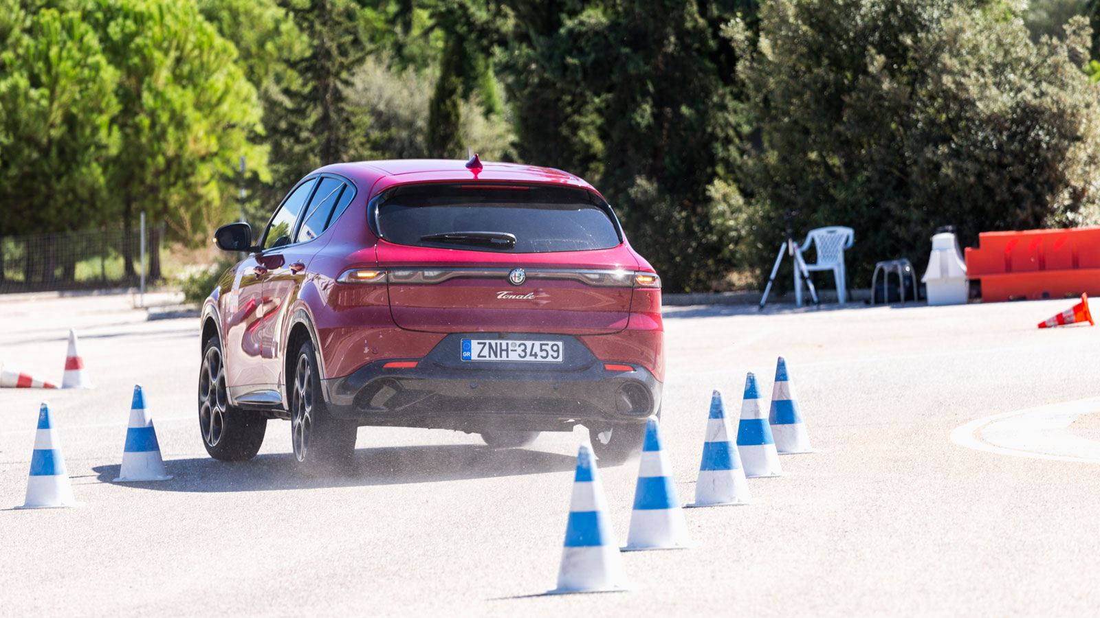 Το ελαφρύ τιμόνι έχει εξαιρετική απόκριση και βοηθά στον έλεγχο της Tonale (θα το θέλαμε πιο βαρύ ωστόσο), ενώ το ESP λειτουργεί διακριτικά και όσο ακ