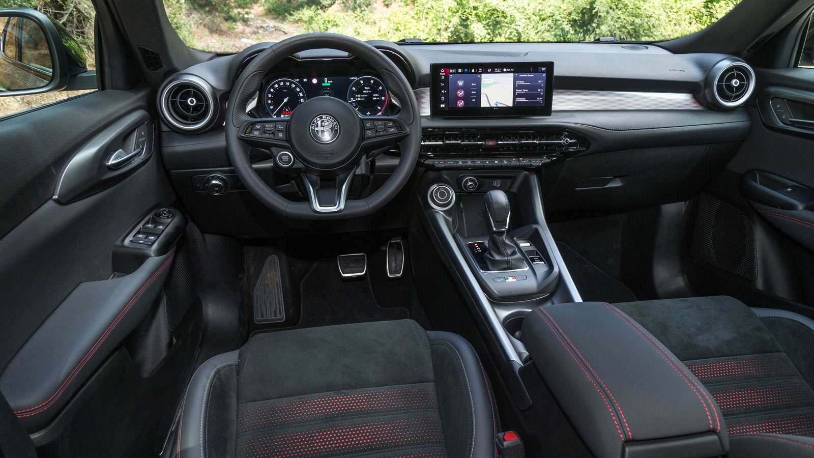 Η ποιοτική καμπίνα της Alfa Romeo Tonale «παντρεύει» το μοντέρνο στιλ με την ρετρό αισθητική, έχοντας ιδιαίτερες λεπτομέρειες που δεν μπορείς παρά να 