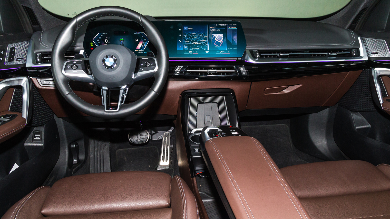 Η premium κατασκευή της BMW X1 αποκτά επενδύσεις από περφορέ Sensatec αλλά και ατμοσφαιρικό (ambient) φωτισμό από την εξοπλιστική έκδοση X-Line και πά