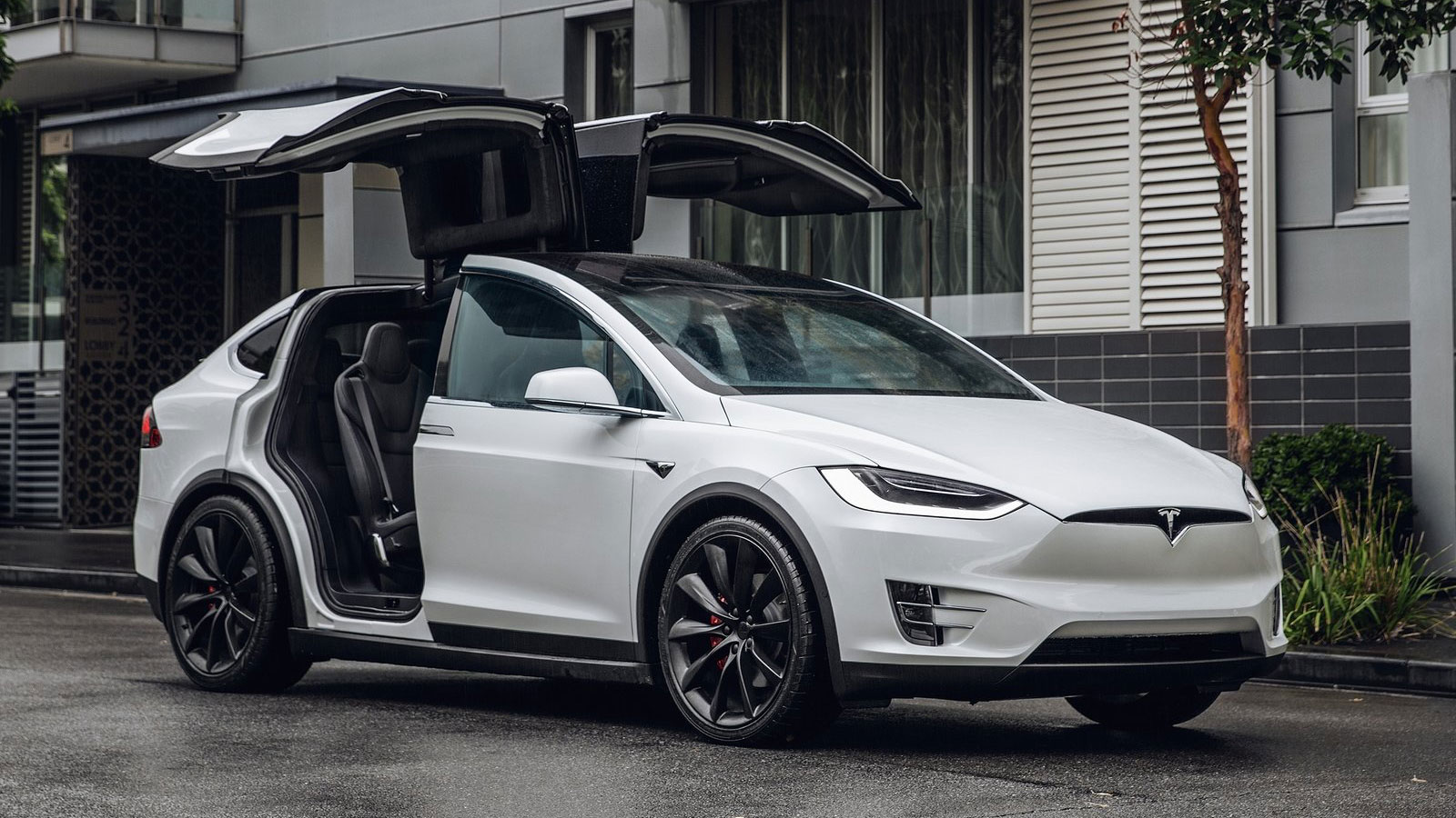 Όταν πλησιάζεις το Tesla Model X κρατώντας ένα κλειδί, οι εμπρός πόρτες αυτές ξεκλειδώνονται αυτόματα. Αν το επιλέξεις, οι πόρτες μπορούν να ανοίγουν 
