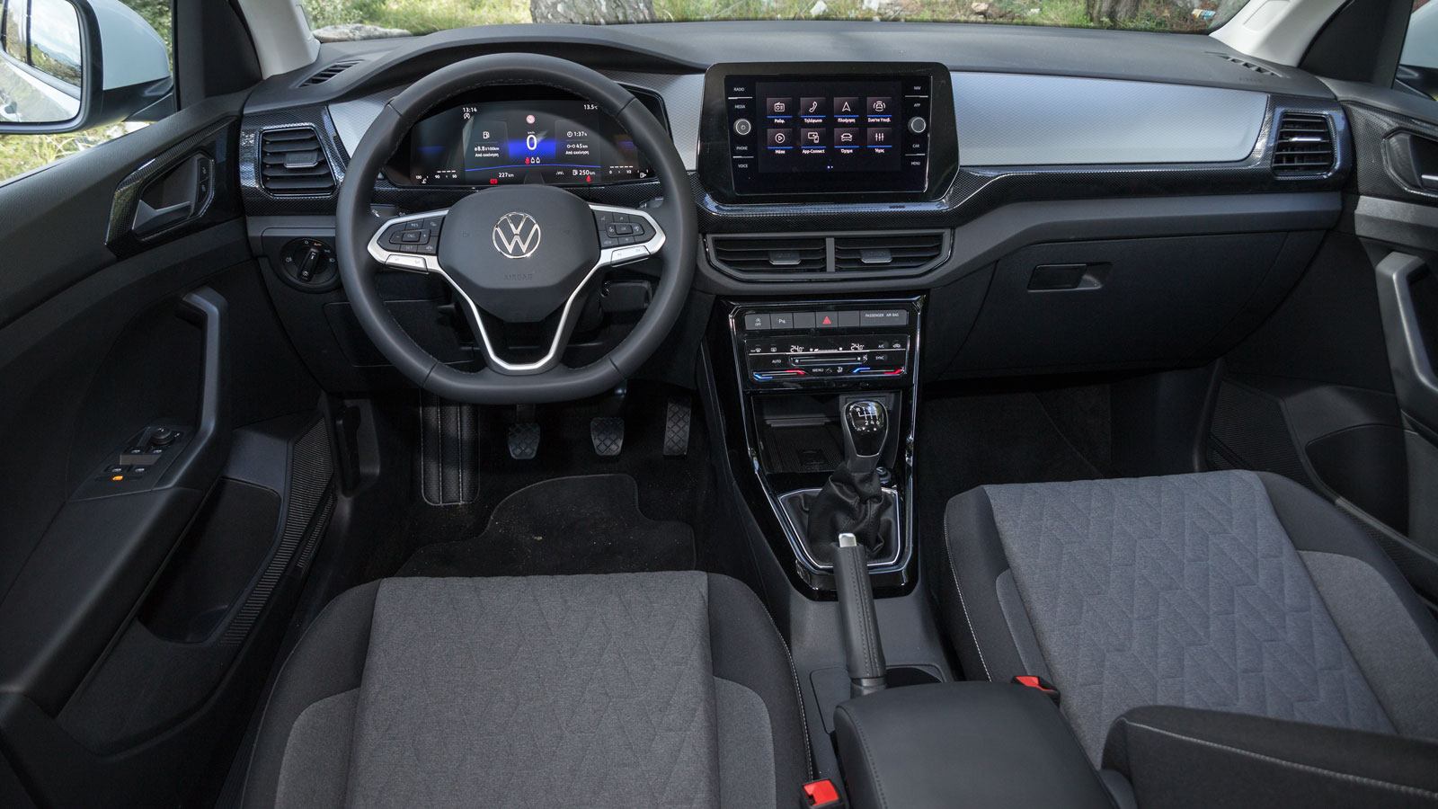 Το VW T-Cross έχει στη βασική έκδοση Essential οθόνη αφής 8 ιντσών και ίδιας επιφάνειας ψηφιακό πίνακα οργάνων.