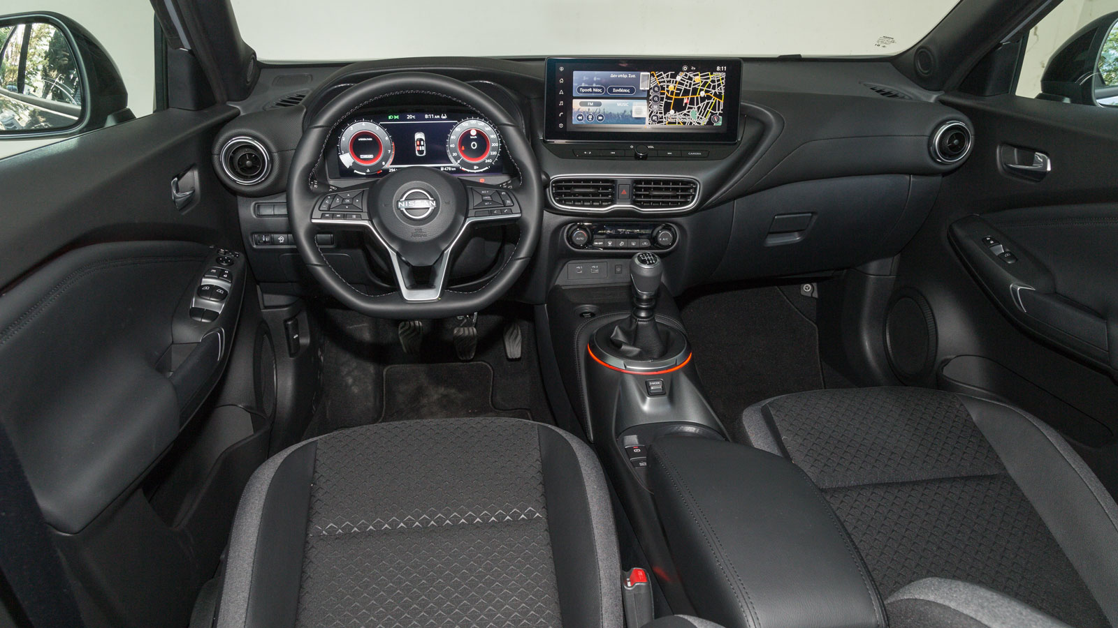 Η πρόσφατη αναβάθμιση του Nissan Juke έφερε από την βασική έκδοση εξοπλισμού μία πολύ μεγάλη οθόνη αφής (12,3 ιντσών), που σε ανώτερη έκδοση συνδυάζετ