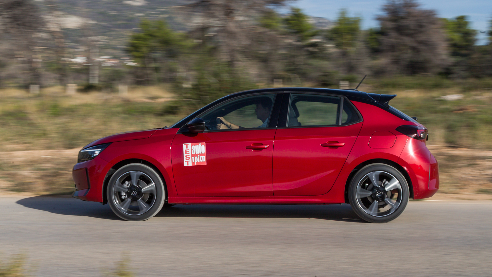 Χάρη στο χαμηλό βάρος και το 6άρι κιβώτιο με τον πειστικό επιλογέα το Corsa έχει ζωντανές επιδόσεις, χωρίς η κατανάλωση να ξεφεύγει (6,2 λτ./100 χλμ.)