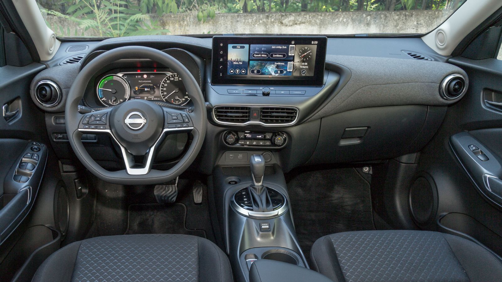 Η ανανέωση των Nissan Juke και Qashqai φέρνει από την πρώτη έκδοση εξοπλισμού οθόνη αφής 12,3 ιντσών (από 8 ίντσες), καθώς και ψηφιακό πίνακα οργάνων 