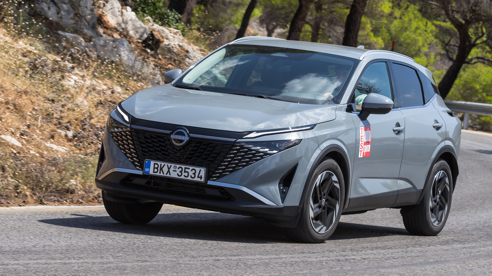 Το ανανεωμένο Nissan Qashqai ξεκινά κάτω από τα 30 χιλιάρικα και δέχεται εκτεταμένο ρετούς στην σχεδίασή του, με την νέα μάσκα η οποία έχει εμπνευστεί