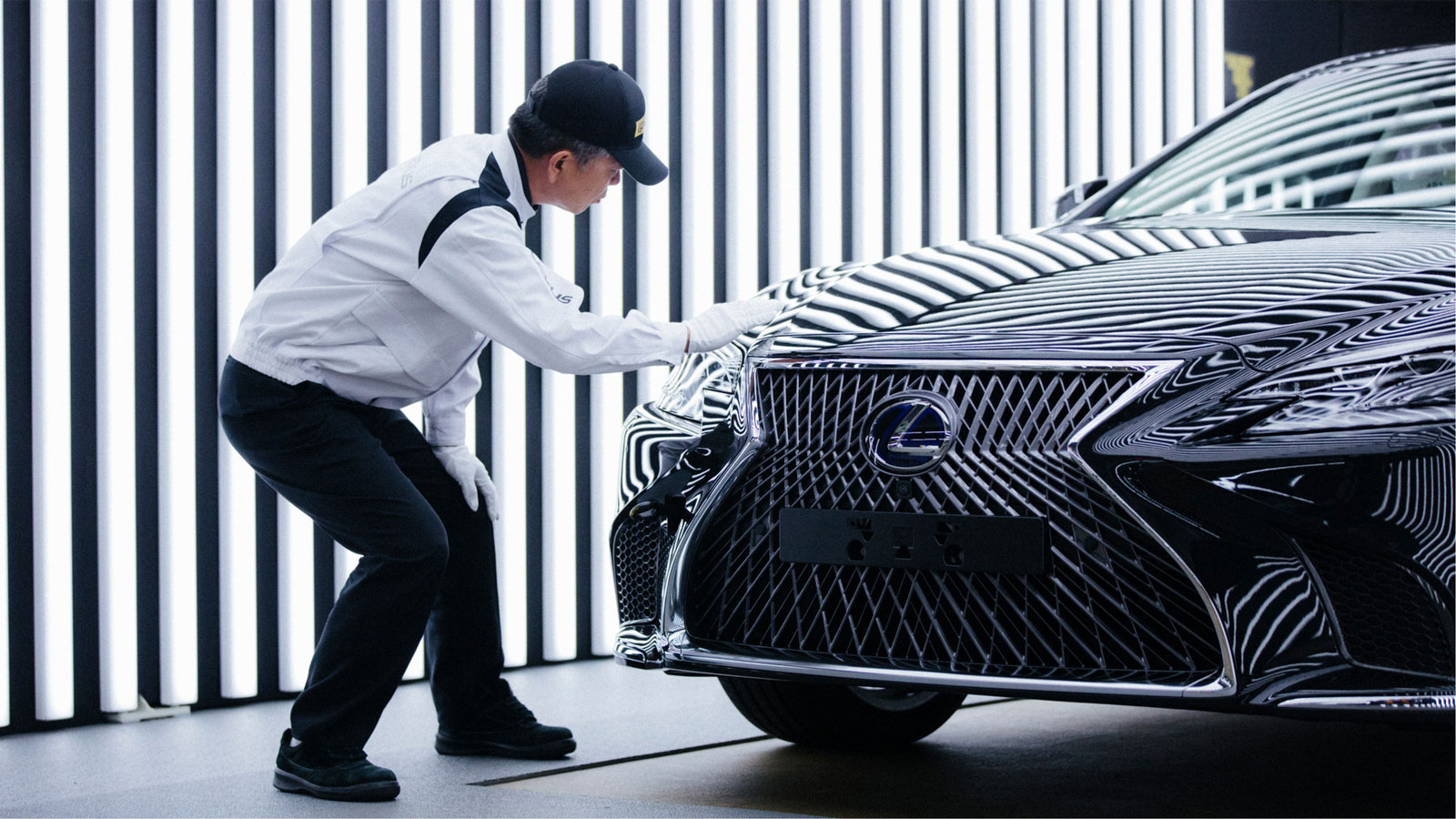Για την κατασκευή κάθε Lexus υπάρχουν συγκεκριμένοι δεξιοτέχνες (Takumi) με αποδειγμένες ικανότητες, οι οποίοι εργάζονται στο χέρι για να δημιουργήσου