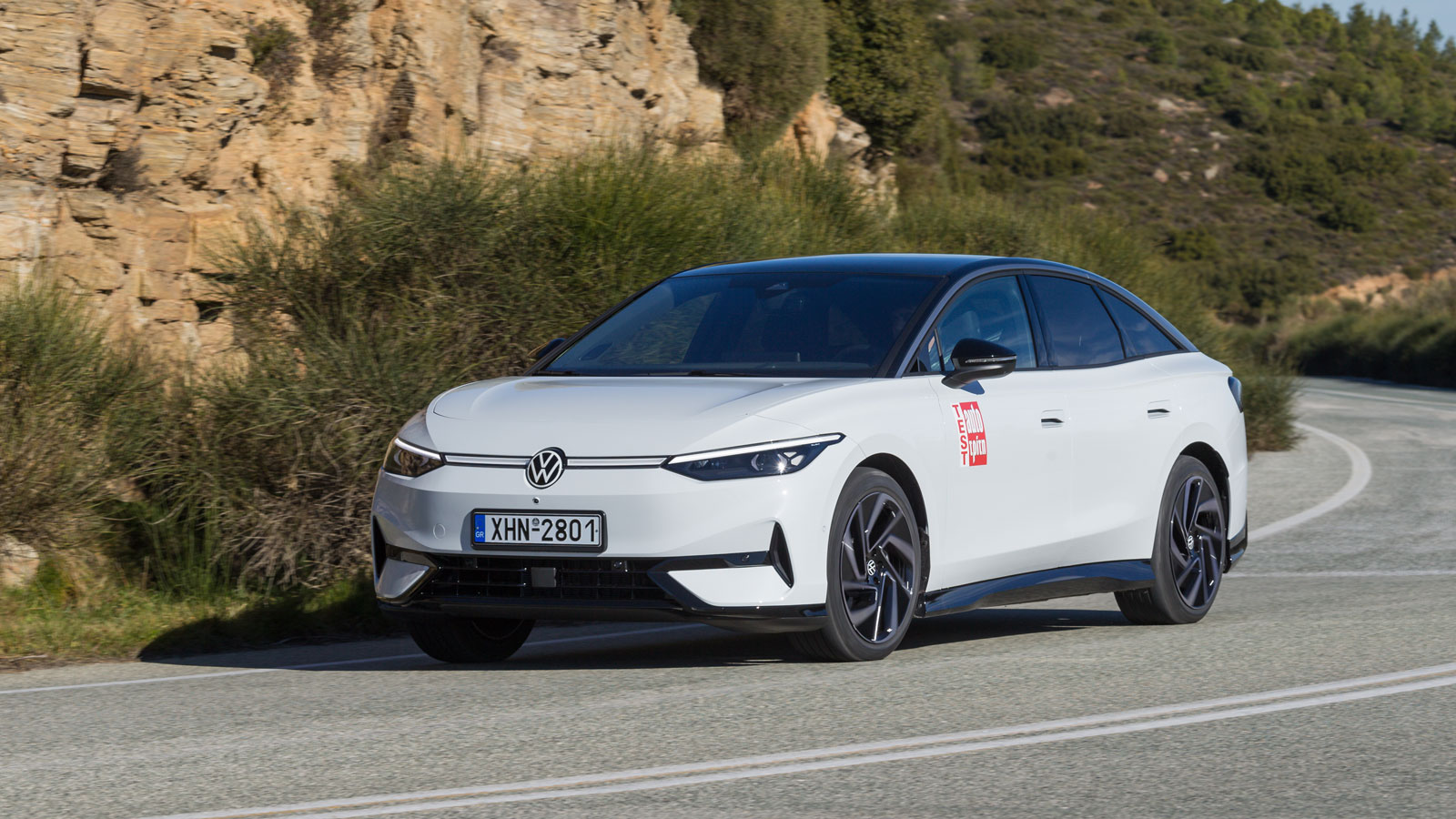 Παρά το μήκος των 5 μέτρων το Volkswagen ID.7 «καμουφλάρει» εκλεπτυσμένα τον όγκο του, ξεχωρίζοντας συνολικά για τους στενούς LED προβολείς μπροστά, τ